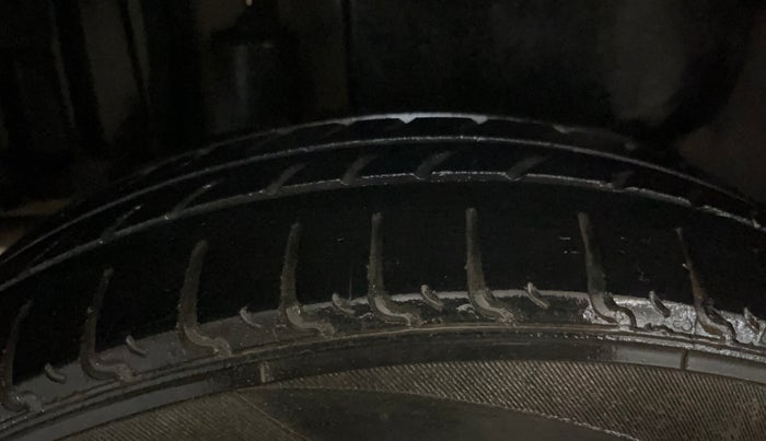2014 Maruti Swift Dzire VXI, CNG, Manual, 62,749 km, Right Rear Tyre Tread