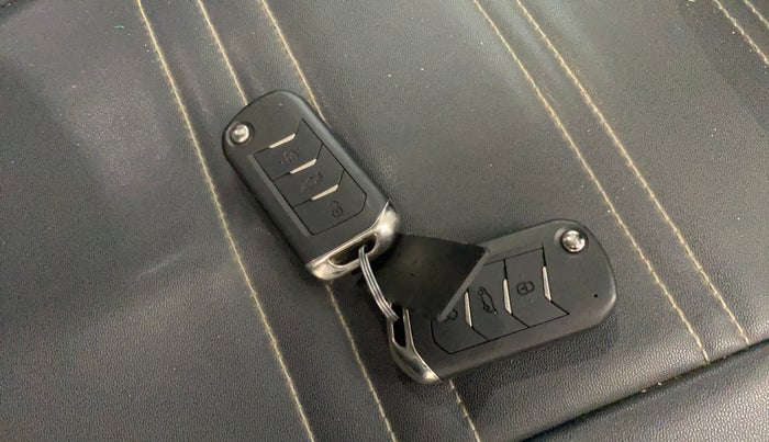 2022 Mahindra XUV700 AX 5 D MT 7 STR, Diesel, Manual, 69,334 km, Key Close Up