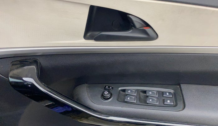 2022 Mahindra XUV700 AX 5 D MT 7 STR, Diesel, Manual, 69,334 km, Driver Side Door Panels Control