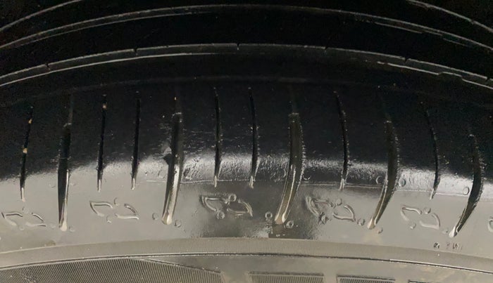 2022 Mahindra XUV700 AX 5 D MT 7 STR, Diesel, Manual, 69,334 km, Right Rear Tyre Tread