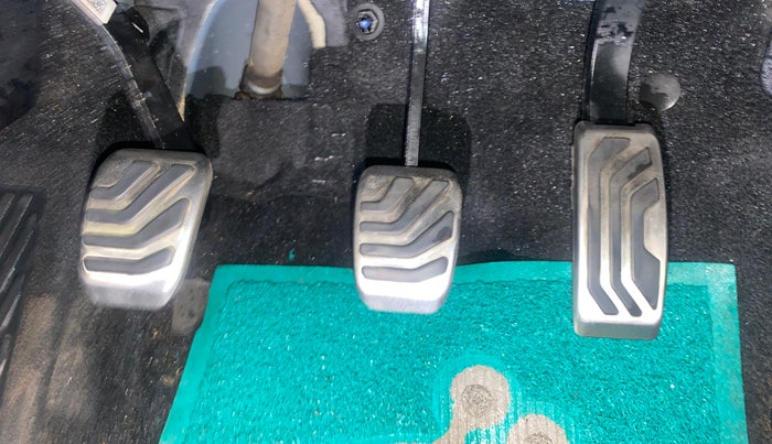 2022 Mahindra XUV700 AX 5 D MT 7 STR, Diesel, Manual, 69,334 km, Pedals