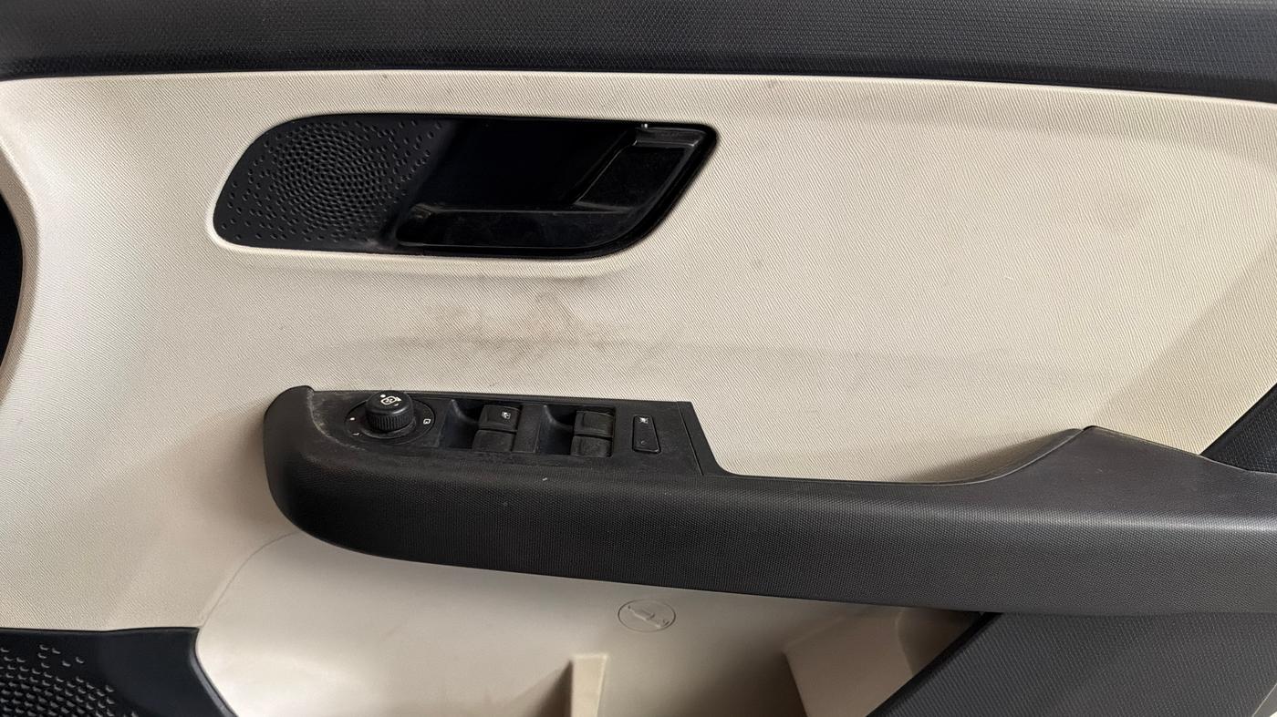 2023 Tata ALTROZ XTA, Petrol, Automatic, 28,205 km, Driver Side Door Panels Control