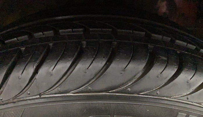 2017 Hyundai Eon MAGNA +, Petrol, Manual, 20,369 km, Right Front Tyre Tread