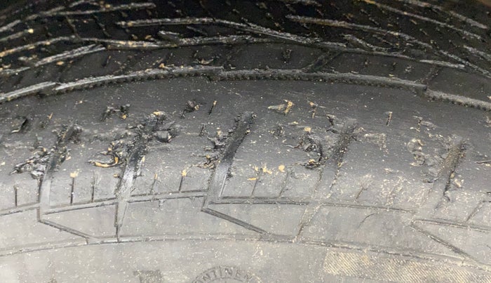 2015 Nissan Terrano XV D THP PREMIUM 110 PS, Diesel, Manual, 74,691 km, Right Front Tyre Tread