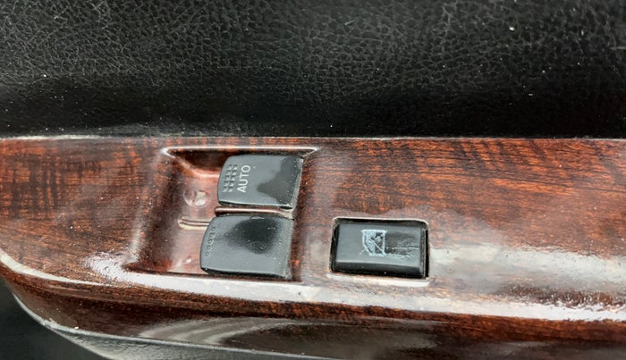 2018 Maruti Wagon R 1.0 LXI CNG, CNG, Manual, 1,07,334 km, Driver Side Door Panels Control