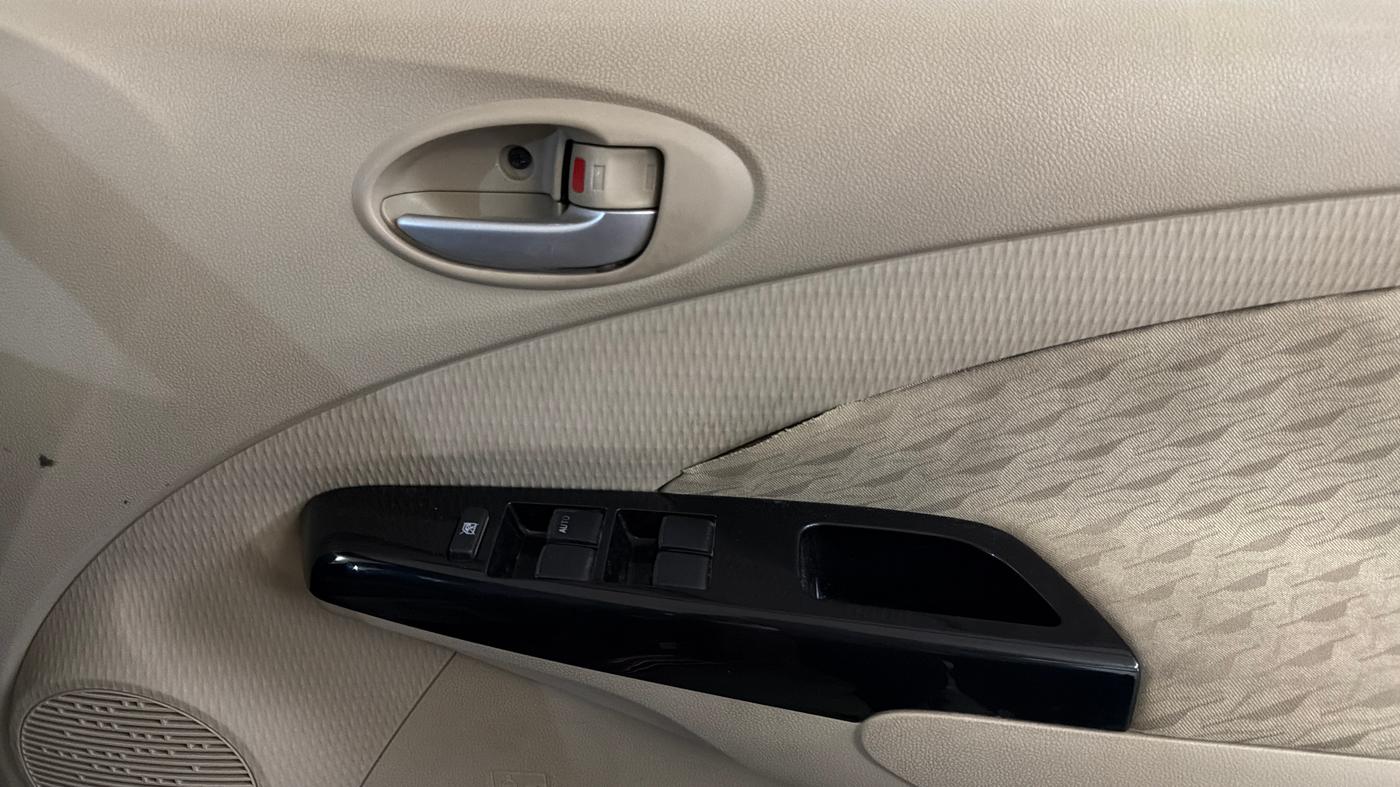2018 Toyota Etios Liva V, Petrol, Manual, 77,543 km, Driver Side Door Panels Control