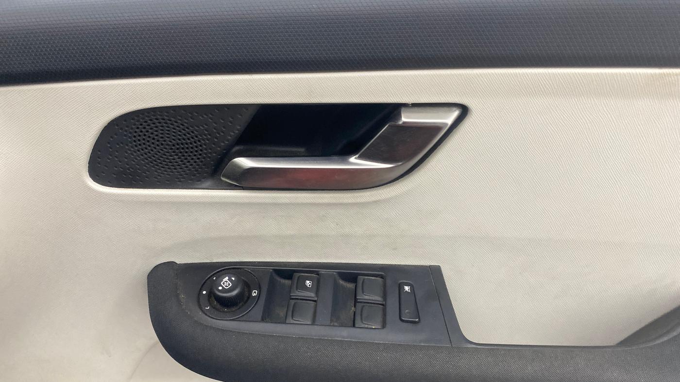 2023 Tata ALTROZ XZ PETROL, Petrol, Manual, 10,186 km, Driver Side Door Panels Control