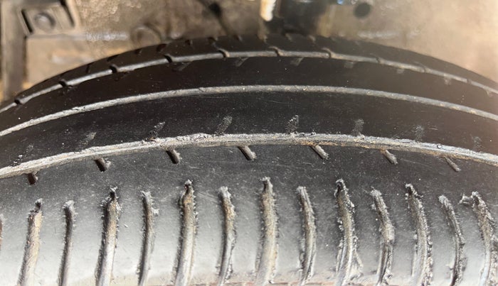 2017 Maruti Swift VXI O, Petrol, Manual, 66,153 km, Left Front Tyre Tread
