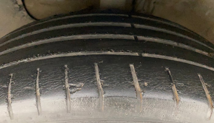 2015 Hyundai Elite i20 ASTA 1.2, Petrol, Manual, 60,882 km, Left Front Tyre Tread
