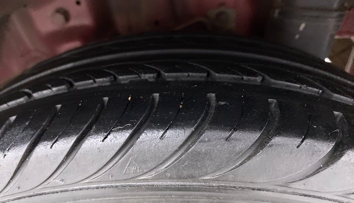 2016 Hyundai Eon MAGNA PLUS, Petrol, Manual, 65,465 km, Left Rear Tyre Tread