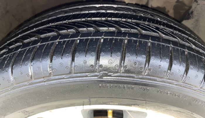 2016 Hyundai Elite i20 SPORTZ 1.2, Petrol, Manual, 39,855 km, Right Front Tyre Tread