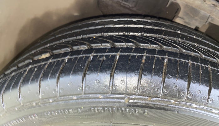 2016 Hyundai Elite i20 SPORTZ 1.2, Petrol, Manual, 39,855 km, Left Front Tyre Tread