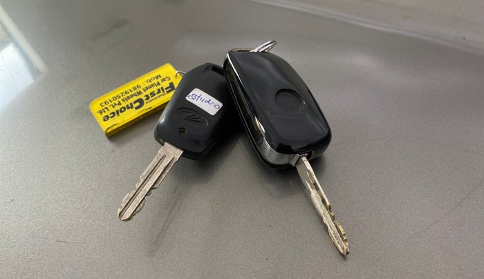 2017 Mahindra KUV 100 NXT K4+ P 6 STR, Petrol, Manual, 35,751 km, Key Close Up