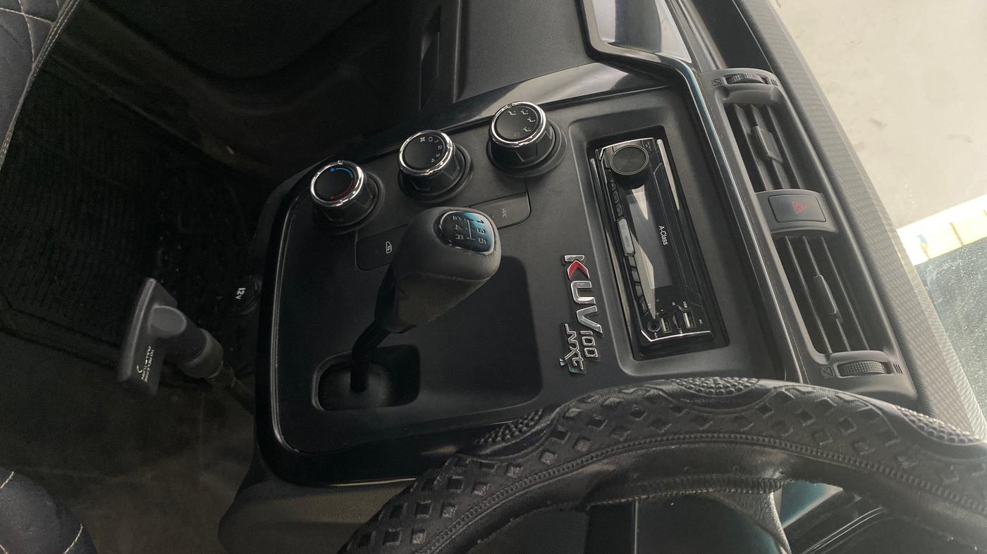 2017 Mahindra KUV 100 NXT K4+ P 6 STR, Petrol, Manual, 35,751 km, Gear Lever