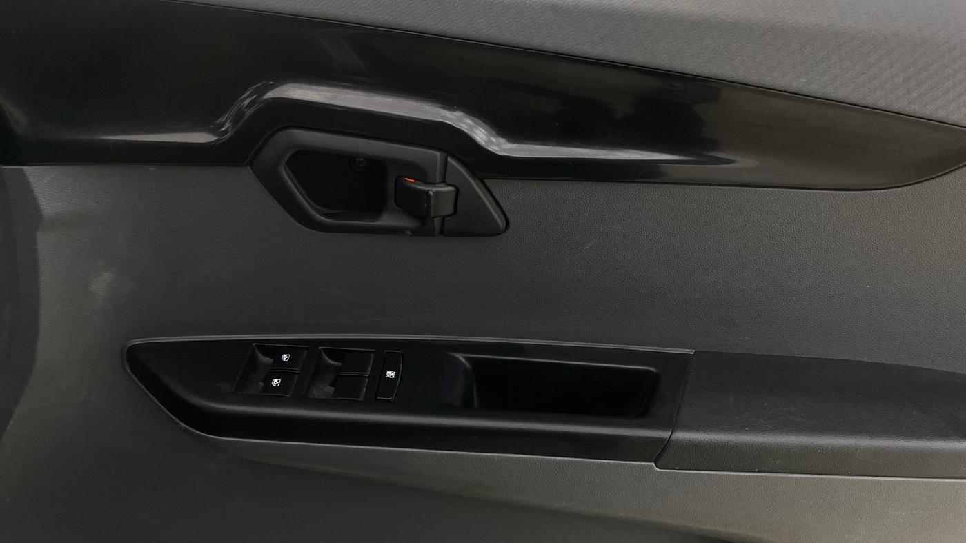 2017 Mahindra KUV 100 NXT K4+ P 6 STR, Petrol, Manual, 35,751 km, Driver Side Door Panels Control