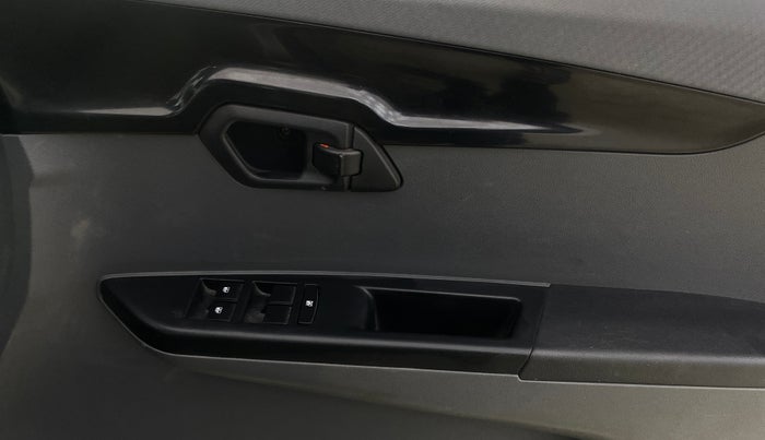 2017 Mahindra KUV 100 NXT K4+ P 6 STR, Petrol, Manual, 35,751 km, Driver Side Door Panels Control