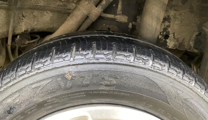 2017 Mahindra KUV 100 NXT K4+ P 6 STR, Petrol, Manual, 35,751 km, Left Rear Tyre Tread