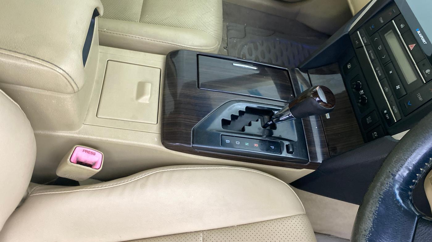 2016 Toyota Camry HYBRID, Hybrid, Automatic, 96,872 km, Gear Lever