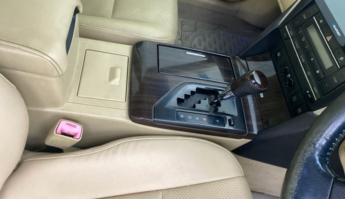 2016 Toyota Camry HYBRID, Hybrid, Automatic, 96,872 km, Gear Lever