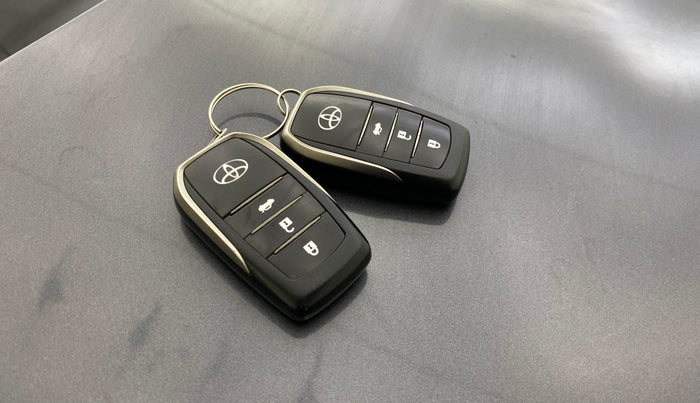 2016 Toyota Camry HYBRID, Hybrid, Automatic, 96,872 km, Key Close Up