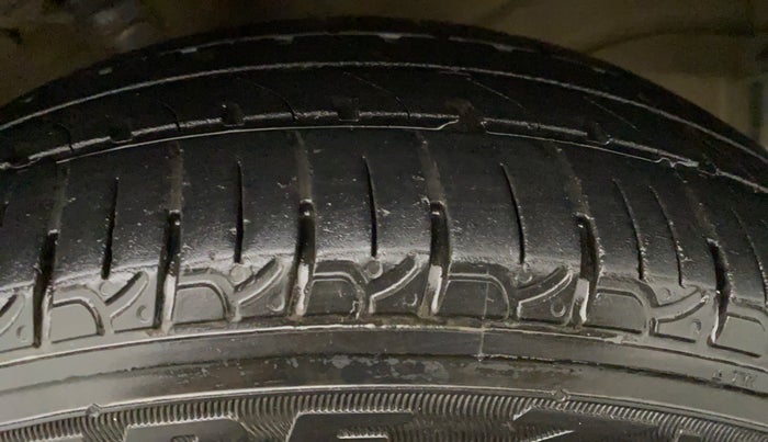 2015 Maruti Wagon R 1.0 LXI CNG, CNG, Manual, 60,474 km, Left Front Tyre Tread