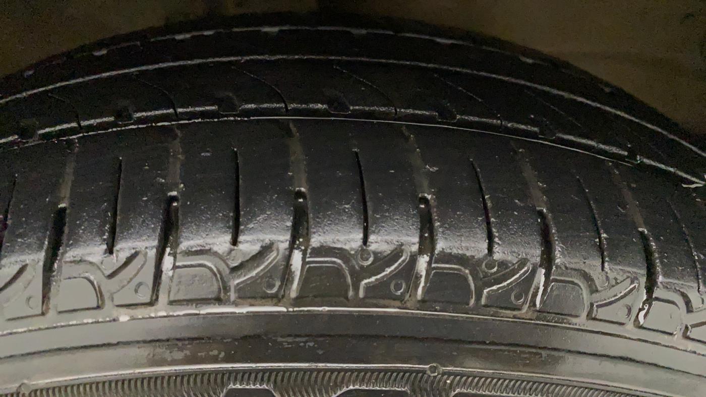 2015 Maruti Wagon R 1.0 LXI CNG, CNG, Manual, 60,474 km, Right Front Tyre Tread