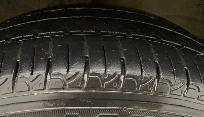 2015 Maruti Wagon R 1.0 LXI CNG, CNG, Manual, 60,474 km, Right Front Tyre Tread