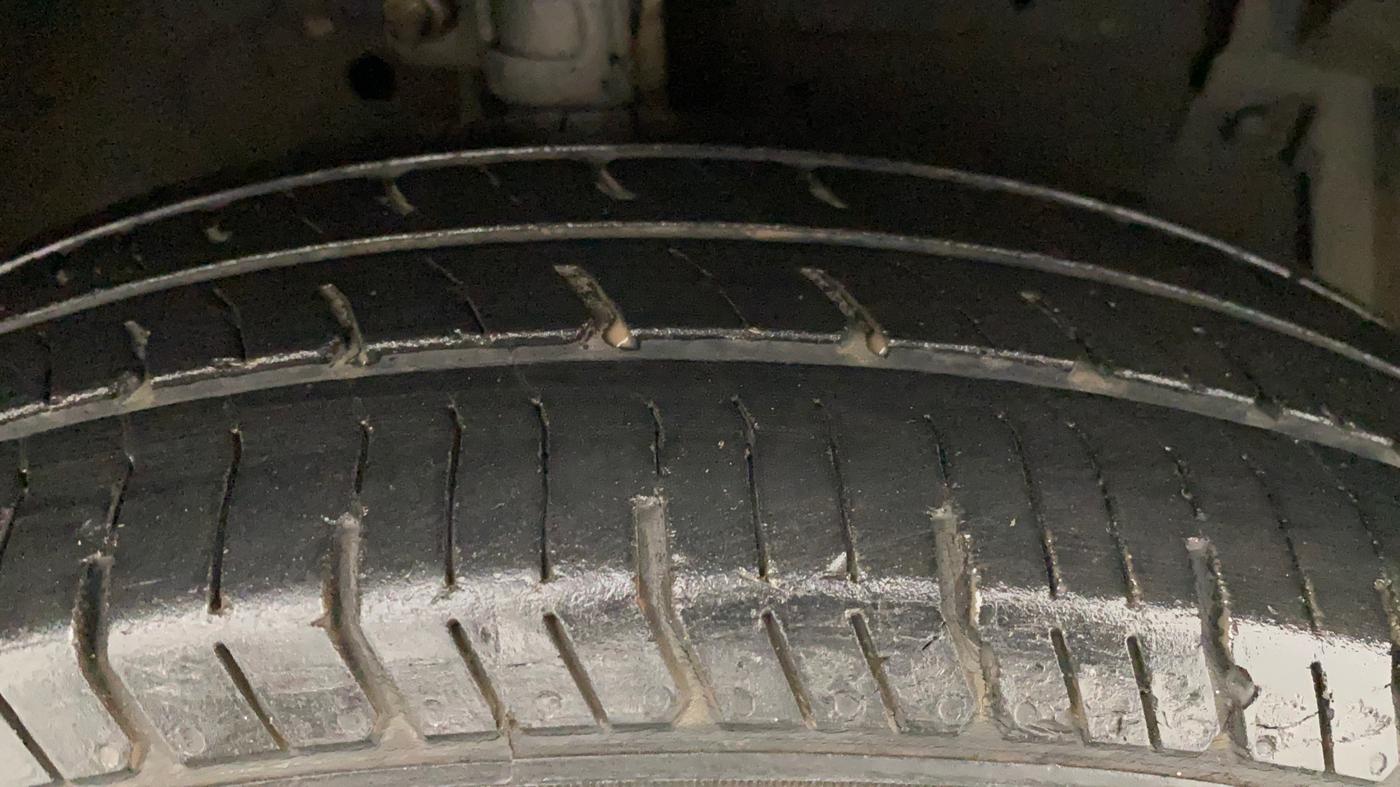2014 Maruti Swift Dzire VXI, Petrol, Manual, 1,30,623 km, Right Front Tyre Tread