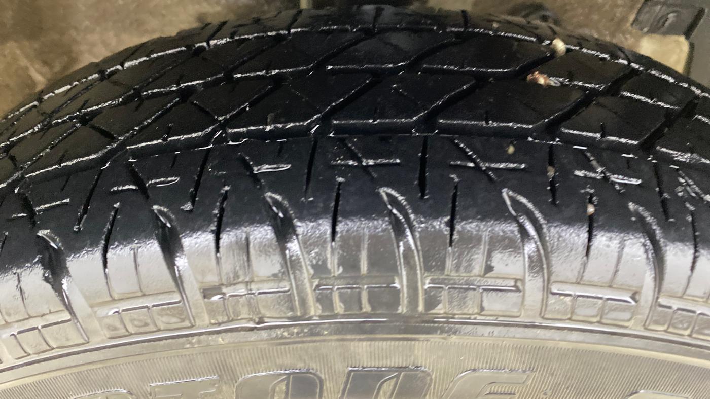 2017 Maruti Swift LXI (O), Petrol, Manual, 40,597 km, Right Front Tyre Tread
