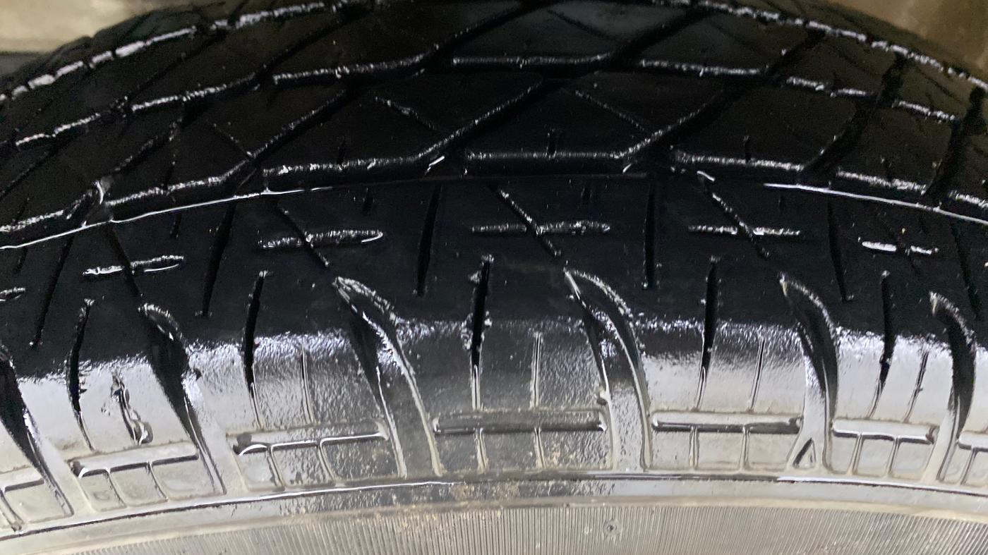 2017 Maruti Swift LXI (O), Petrol, Manual, 40,597 km, Left Front Tyre Tread