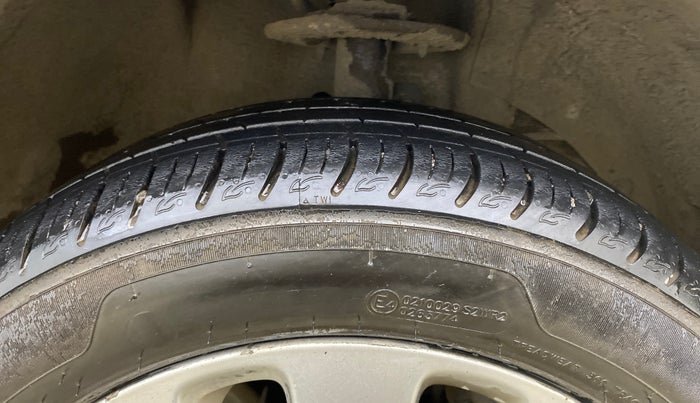 2017 Maruti Baleno ZETA CVT PETROL 1.2, Petrol, Automatic, 44,821 km, Right Front Tyre Tread