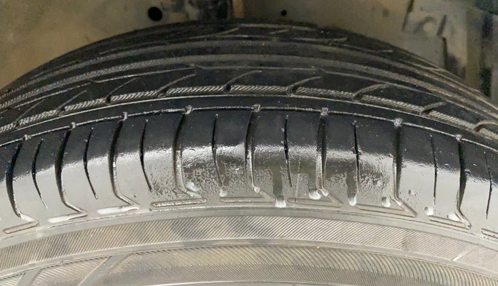 2014 Maruti Swift Dzire LXI, Petrol, Manual, 63,308 km, Right Front Tyre Tread