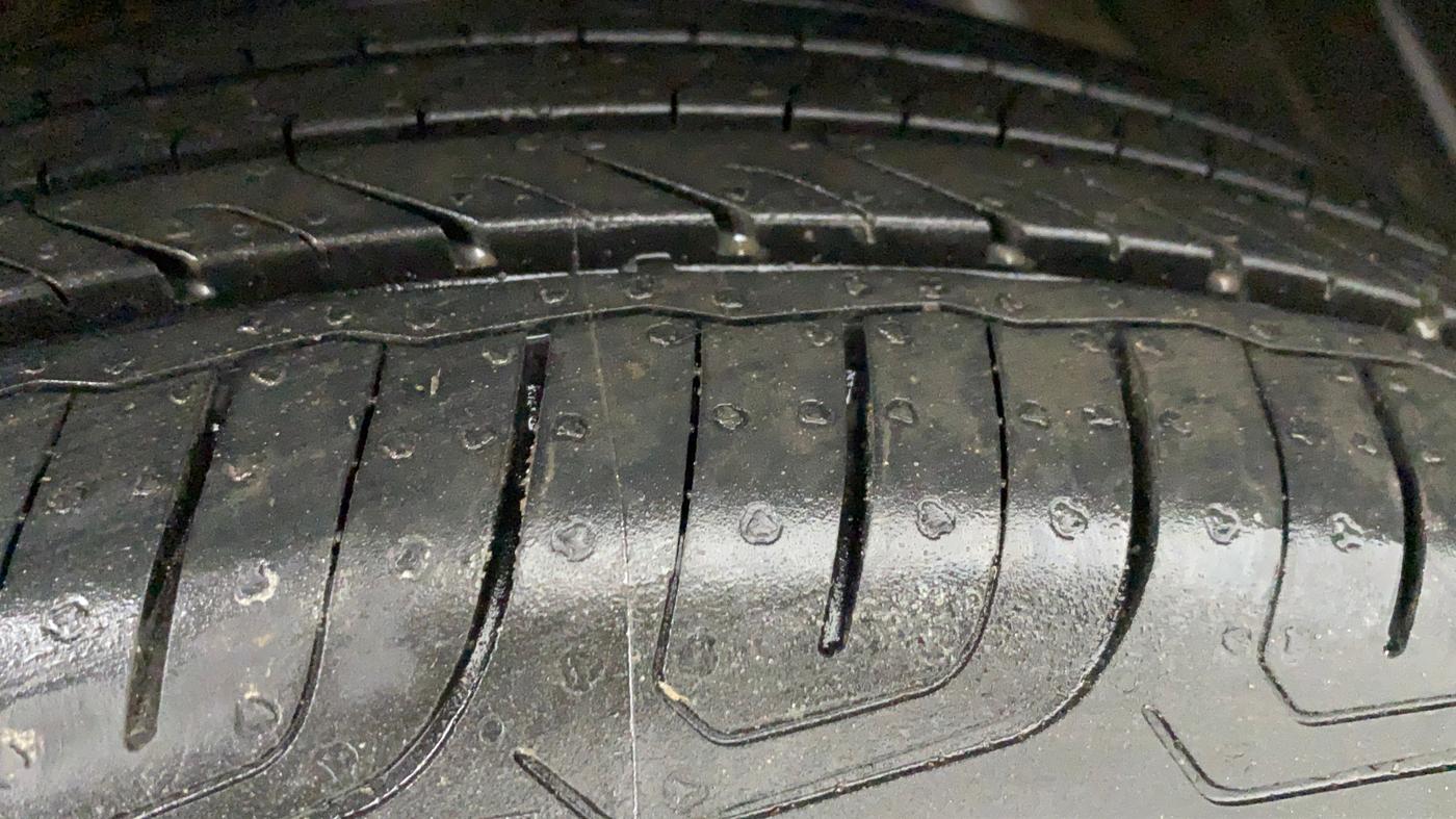 2018 Maruti Vitara Brezza VDI, Diesel, Manual, 28,632 km, Right Rear Tyre Tread