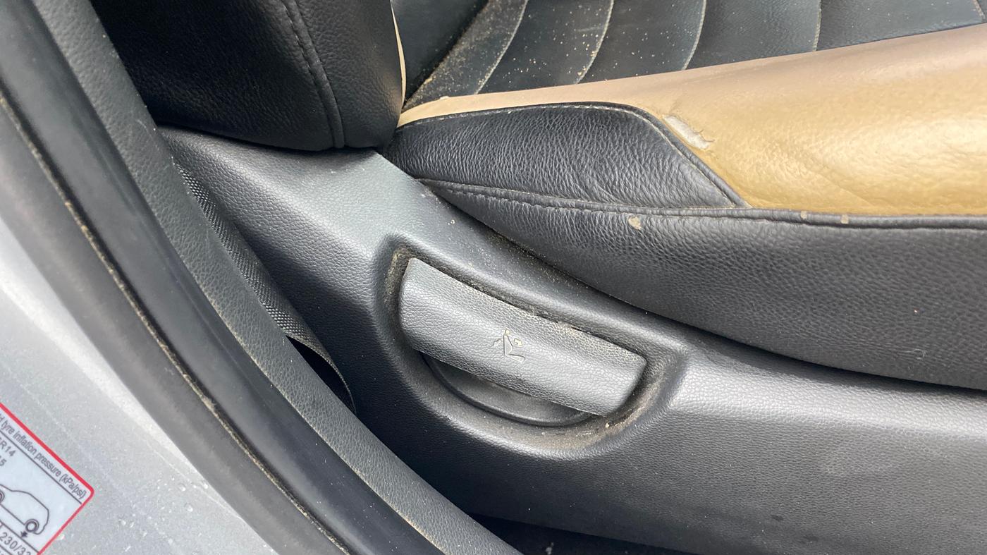 2019 Hyundai Grand i10 SPORTZ AT 1.2 KAPPA VTVT, Petrol, Automatic, 1,13,401 km, Driver Side Adjustment Panel