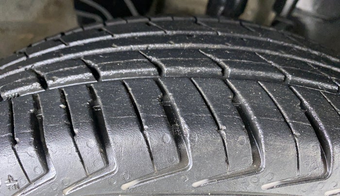 2018 Renault Kwid RXL, Petrol, Manual, 29,756 km, Right Front Tyre Tread
