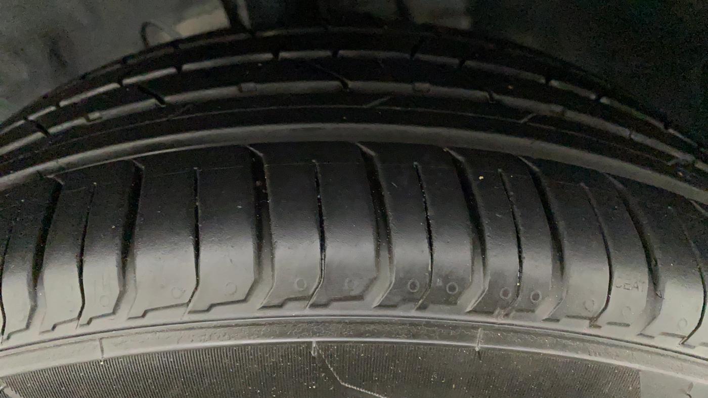 2020 Hyundai VENUE 1.0 TURBO GDI SX+ AT, Petrol, Automatic, 3,201 km, Right Front Tyre Tread