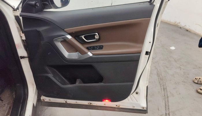 2020 Tata Harrier XZA PLUS 2.0L, Diesel, Automatic, 96,136 km, Driver Side Door Panels Control