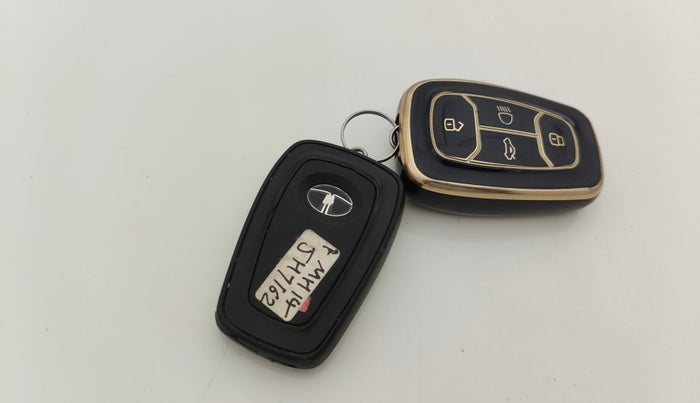 2020 Tata Harrier XZA PLUS 2.0L, Diesel, Automatic, 96,136 km, Key Close Up