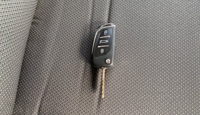 2017 Tata Tiago XT PETROL, Petrol, Manual, 1,36,388 km, Key Close Up