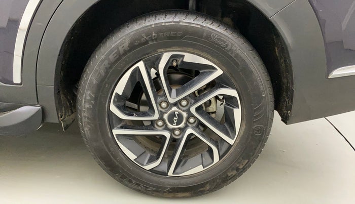 2022 KIA CARENS LUXURY PLUS 1.4 PETROL 6 STR, Petrol, Manual, 13,171 km, Left Rear Wheel