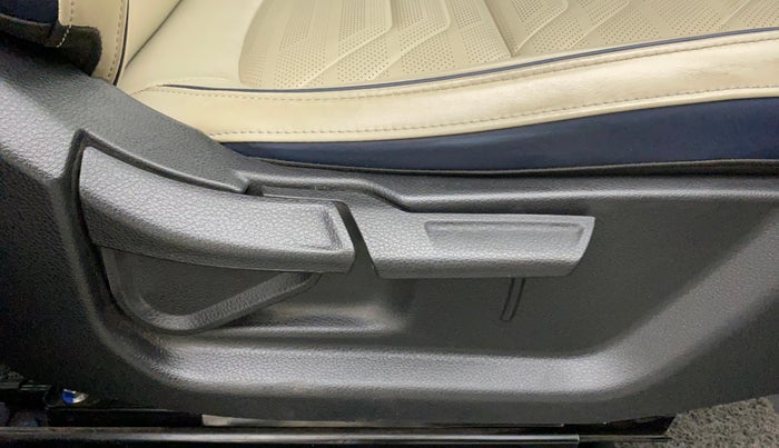 2022 KIA CARENS LUXURY PLUS 1.4 PETROL 6 STR, Petrol, Manual, 13,171 km, Driver Side Adjustment Panel