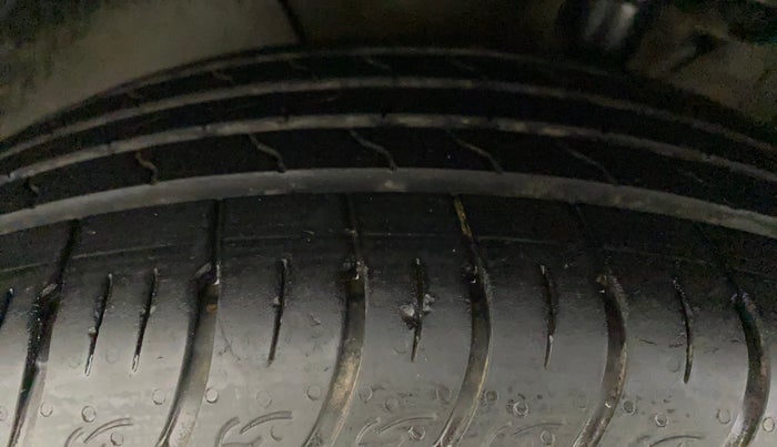 2022 KIA CARENS LUXURY PLUS 1.4 PETROL 6 STR, Petrol, Manual, 13,171 km, Left Front Tyre Tread