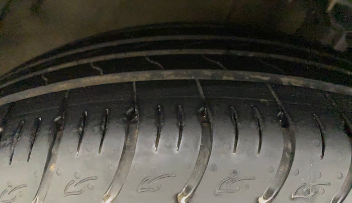 2022 KIA CARENS LUXURY PLUS 1.4 PETROL 6 STR, Petrol, Manual, 13,171 km, Right Front Tyre Tread