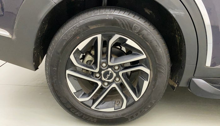 2022 KIA CARENS LUXURY PLUS 1.4 PETROL 6 STR, Petrol, Manual, 13,171 km, Right Rear Wheel