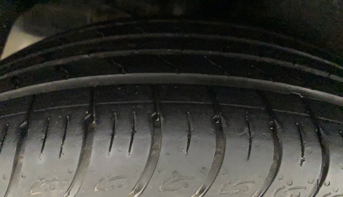 2022 KIA CARENS LUXURY PLUS 1.4 PETROL 6 STR, Petrol, Manual, 13,171 km, Right Rear Tyre Tread