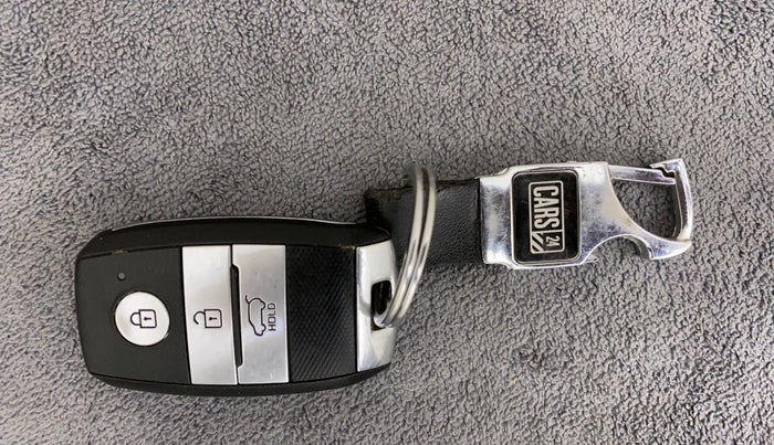 2022 KIA CARENS LUXURY PLUS 1.4 PETROL 6 STR, Petrol, Manual, 13,171 km, Key Close Up