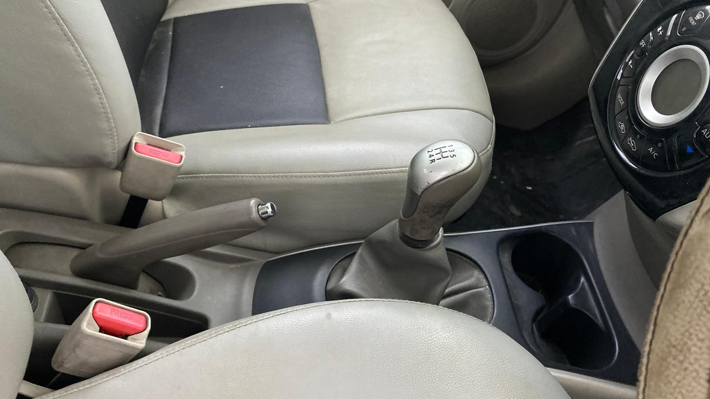 2015 Nissan Sunny XL, Petrol, Manual, 37,667 km, Gear Lever