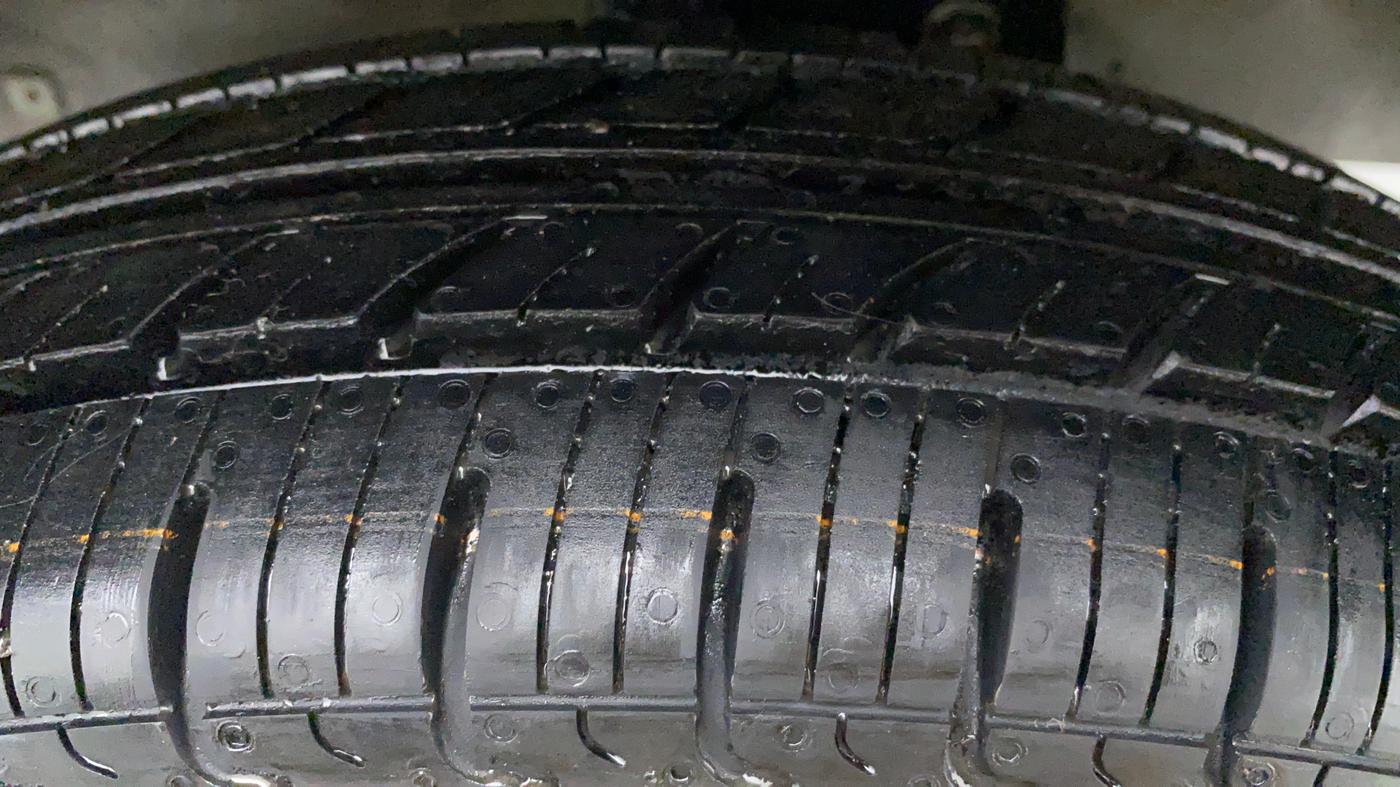 2018 Maruti Eeco 5 STR CNG WITH AC PLUSHTR, CNG, Manual, 75,744 km, Right Front Tyre Tread