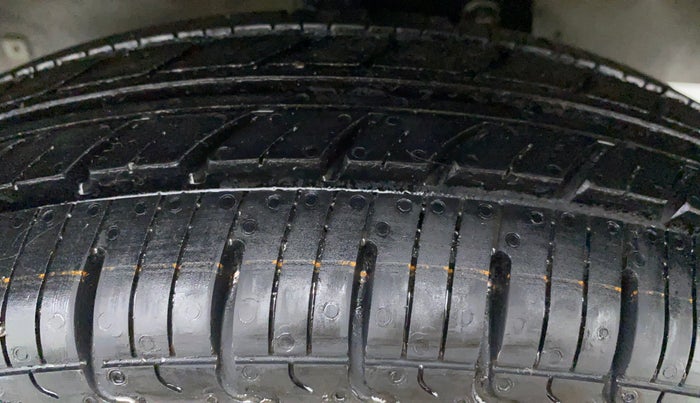 2018 Maruti Eeco 5 STR CNG WITH AC PLUSHTR, CNG, Manual, 75,744 km, Right Front Tyre Tread