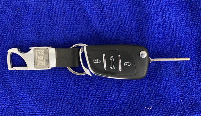 2016 Mahindra Kuv100 K8 D 5 STR, Diesel, Manual, 68,068 km, Key Close Up